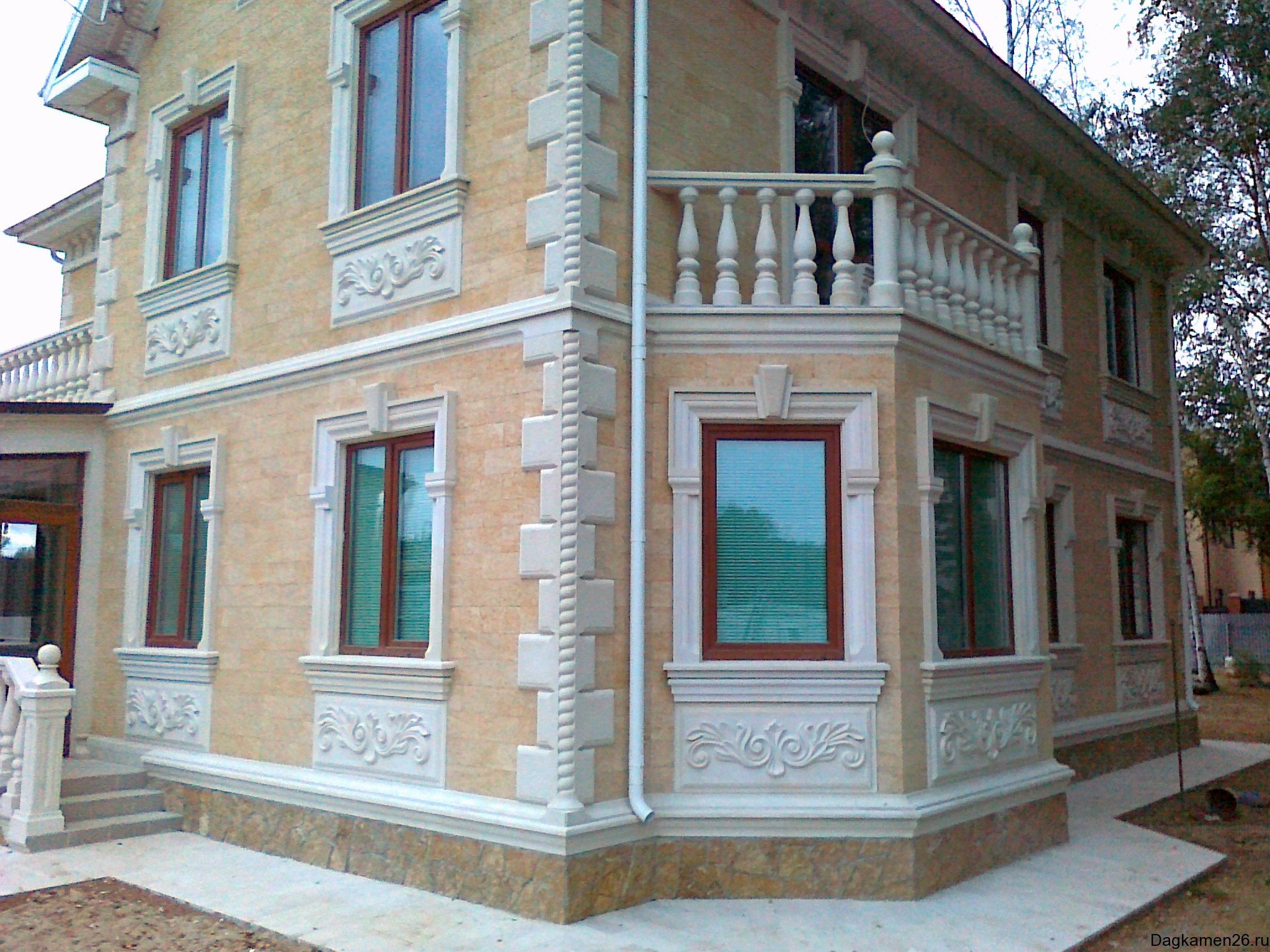 облицовка фасада дома дагестанским камнем фото